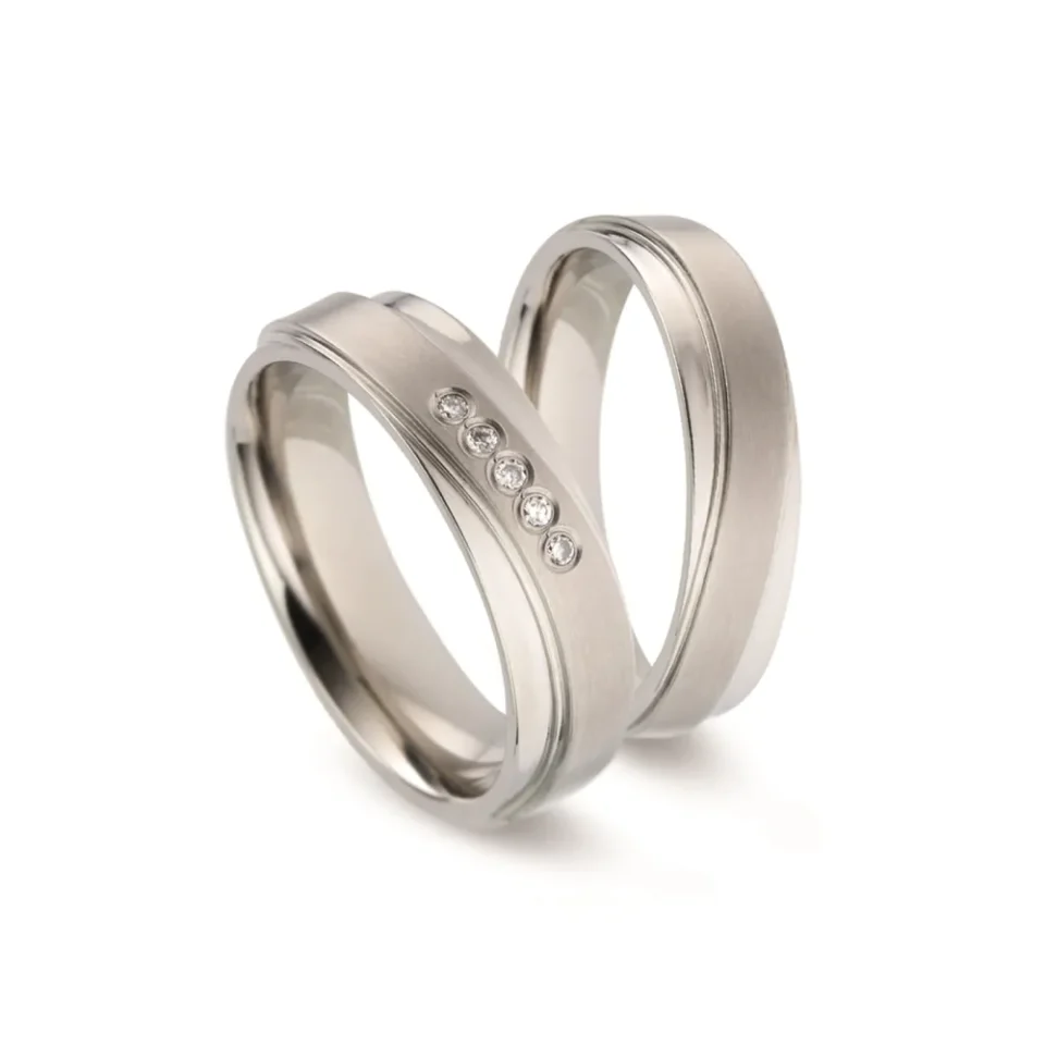 Alianzas de boda de titanio con diamantes