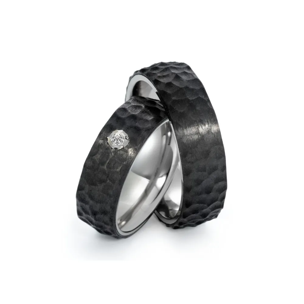 Alianzas de boda de titanio y carbono con diamante