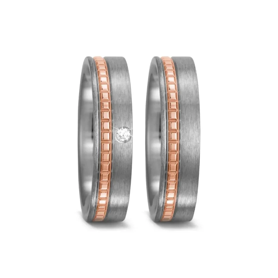 Alianzas de boda de titanio y oro rosado con diamante