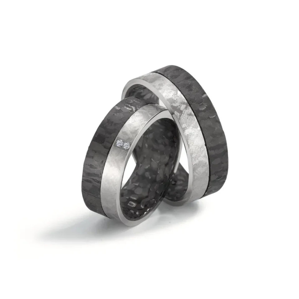 Alianzas de boda de carbono y titanio con diamantes