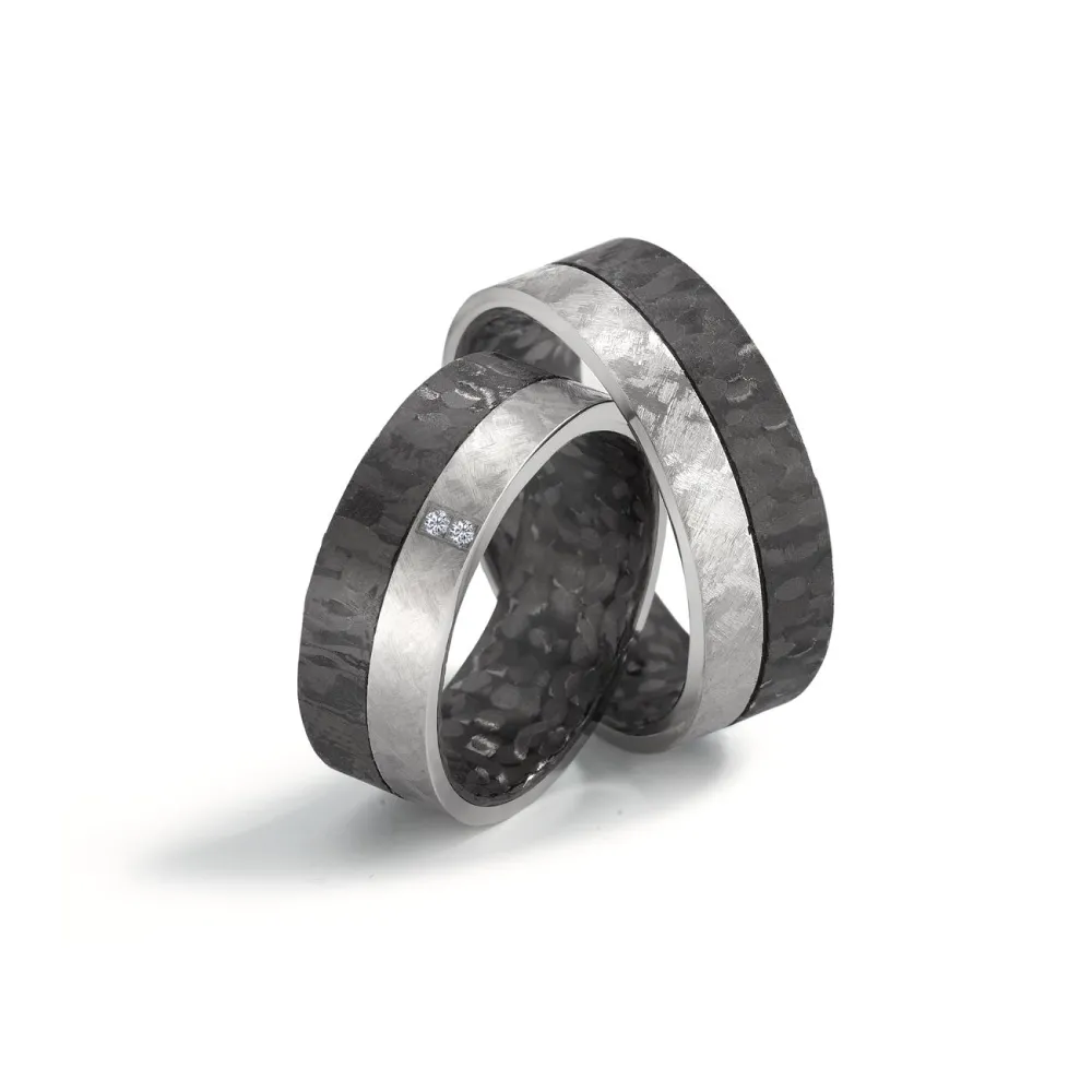 Alianzas de boda de carbono y titanio con diamantes