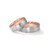 Alianzas de boda de acero y oro rosado con diamante