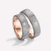 Alianzas de boda de carbono y oro rosado con diamante