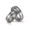 Alianzas de boda de tántalo y platino con diamantes