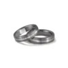 Alianzas de boda de tántalo y platino con diamantes