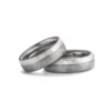 Alianzas de boda de tántalo y platino con diamantes