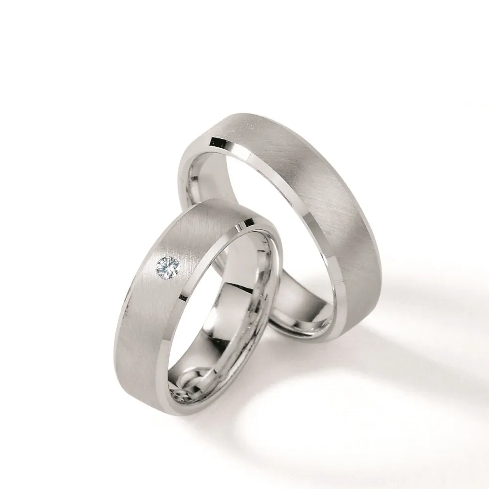 Alianzas de boda de plata con diamante