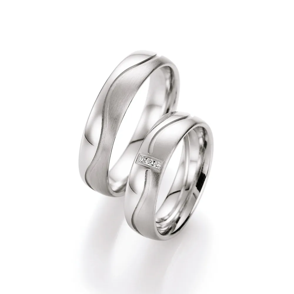 Alianzas de boda de plata con diamantes