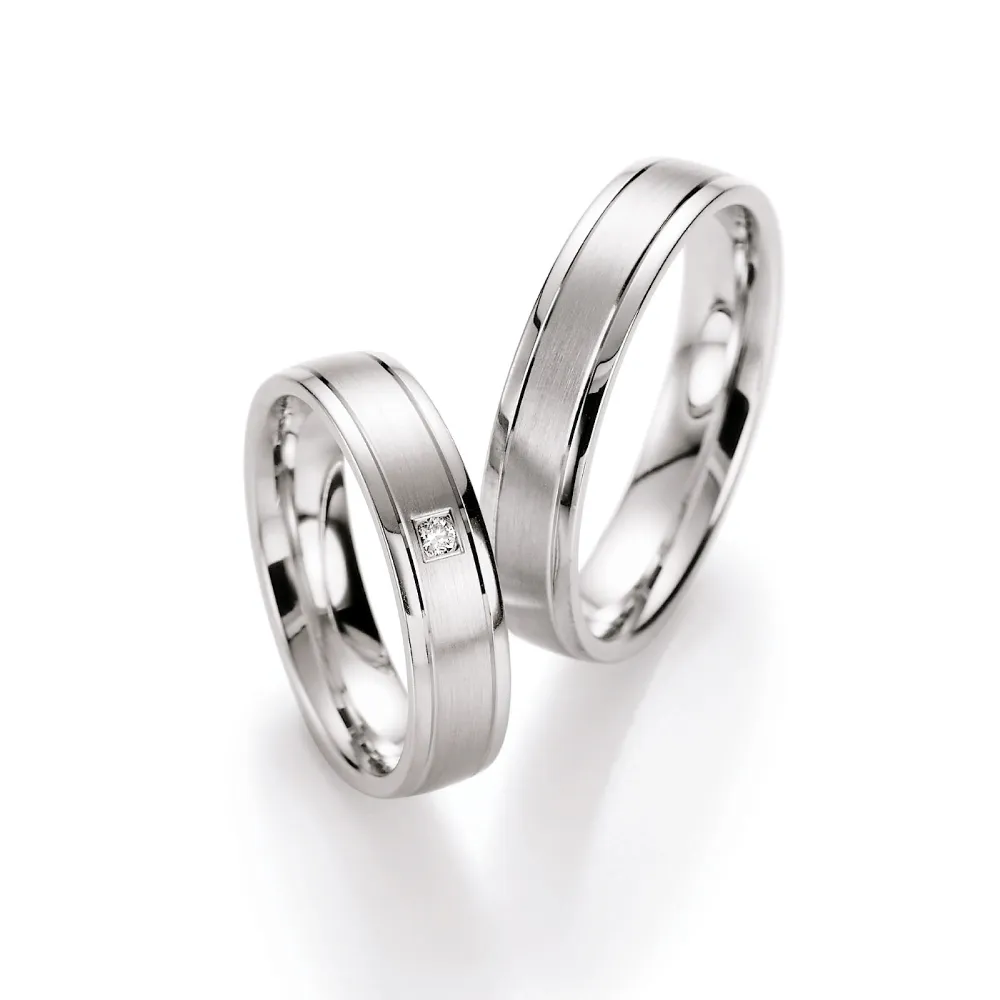 Alianzas de boda de plata con diamante