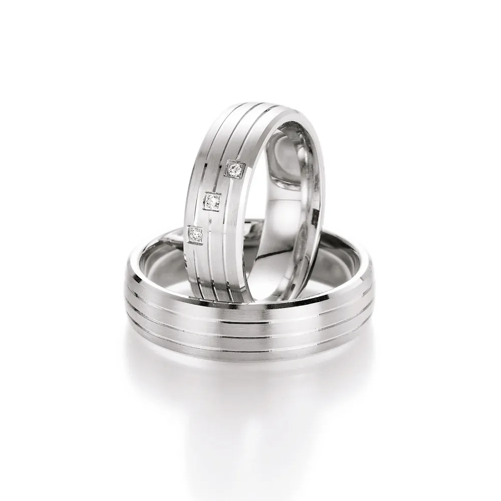 Alianzas de boda de plata con diamantes