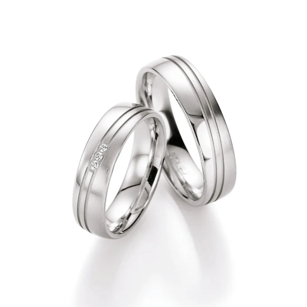 Alianzas de boda de plata con diamantes