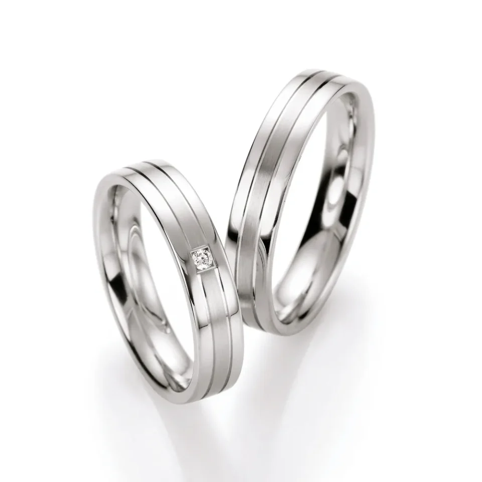 Alianzas de boda de plata con diamante