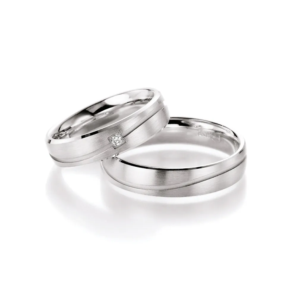 Alianzas de boda de plata con diamante