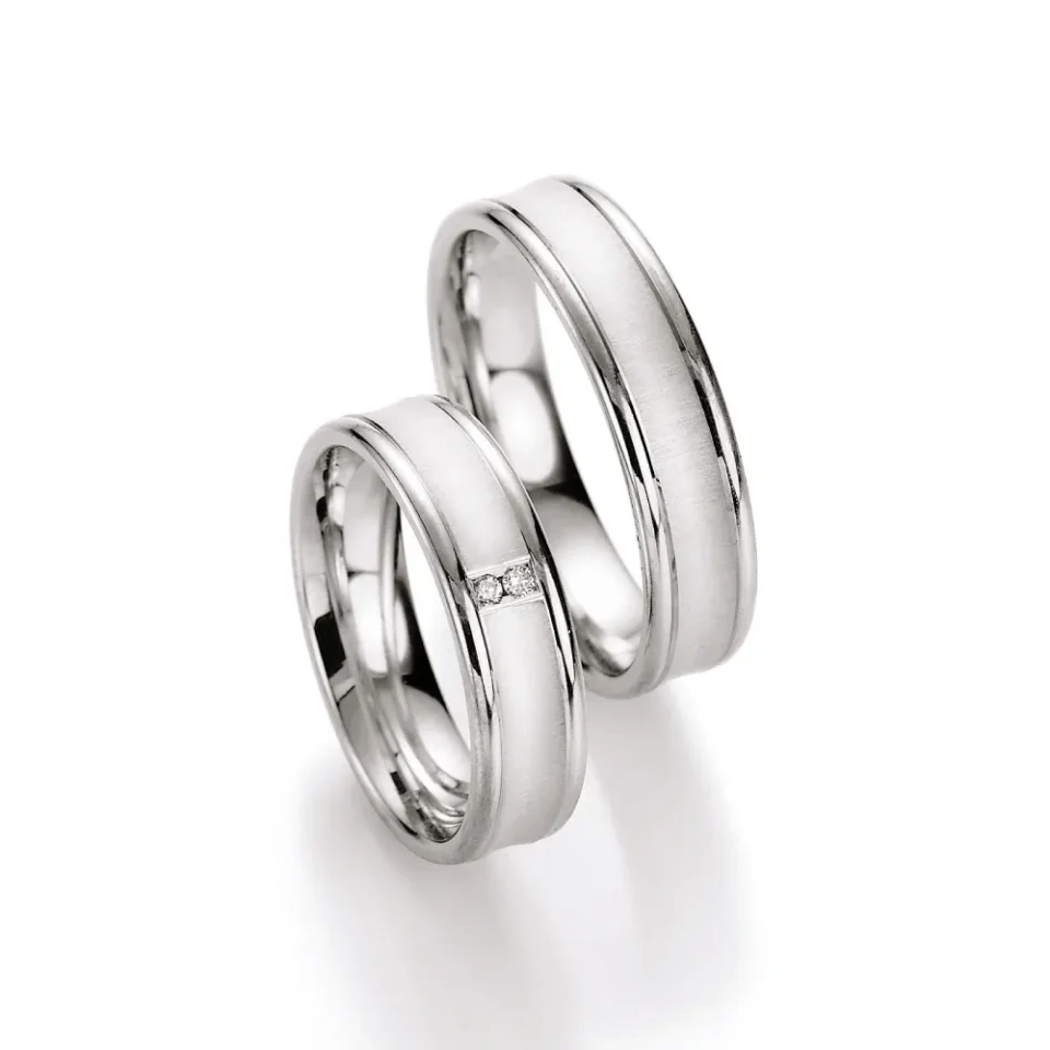 Alianzas de boda de plata con diamantes