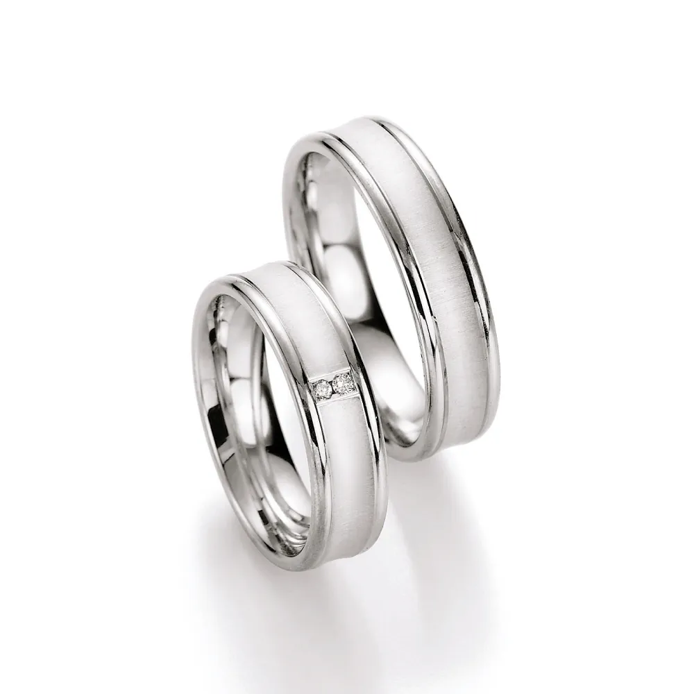 Alianzas de boda de plata con diamantes