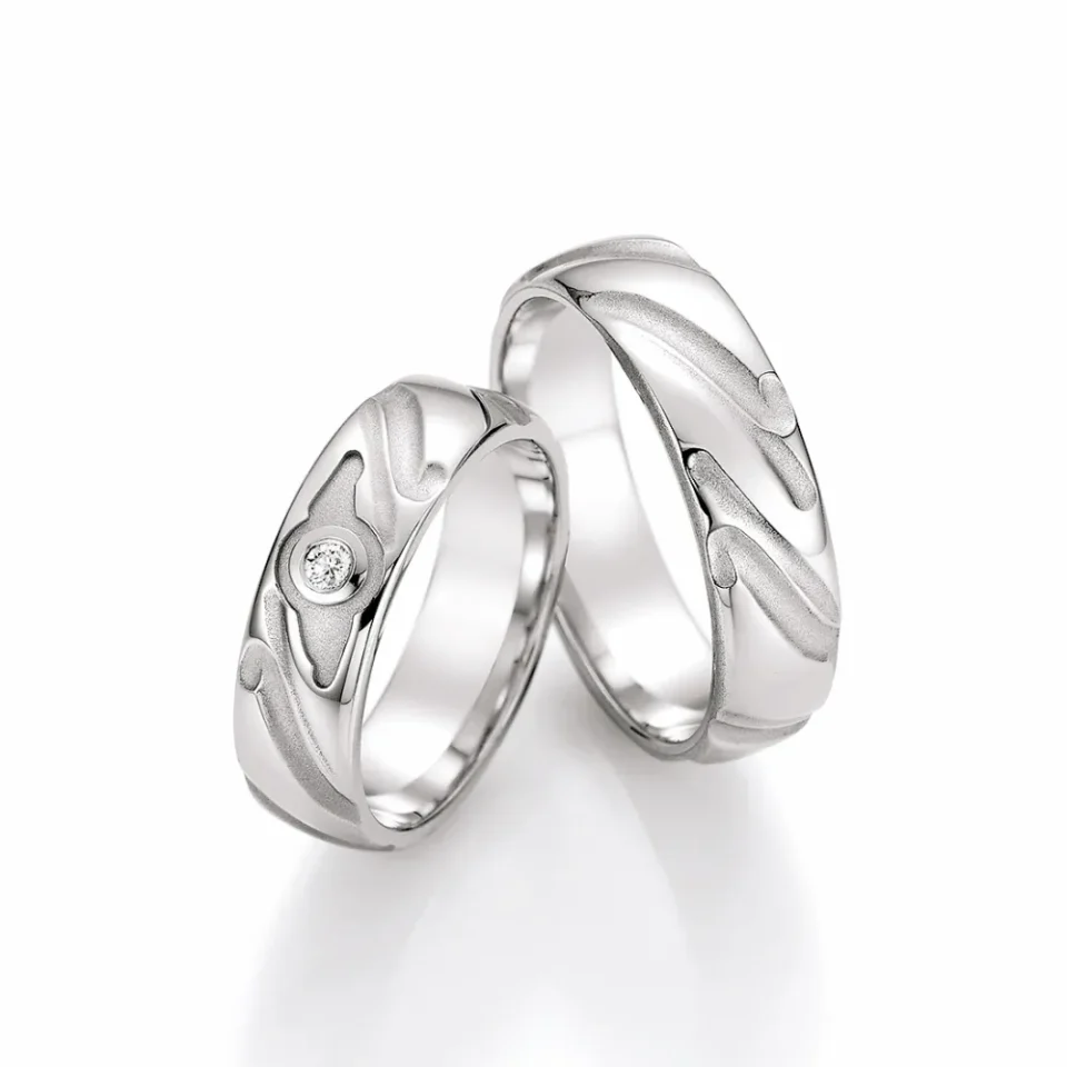 Alianzas de boda de plata con diamante