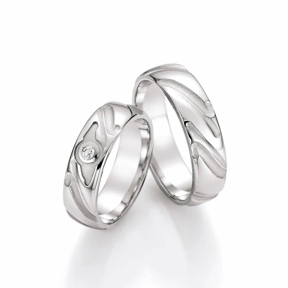 Alianzas de boda de plata con diamante