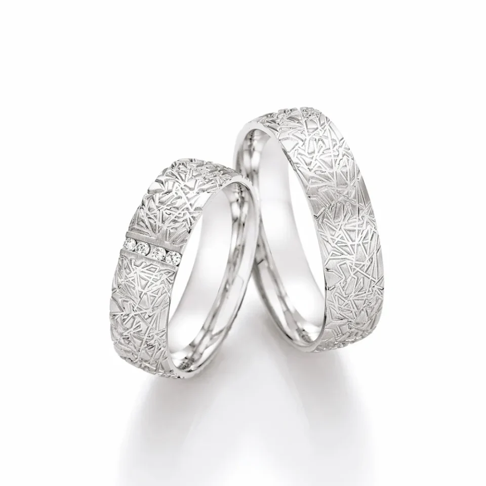 Alianzas de boda de plata con diamantes