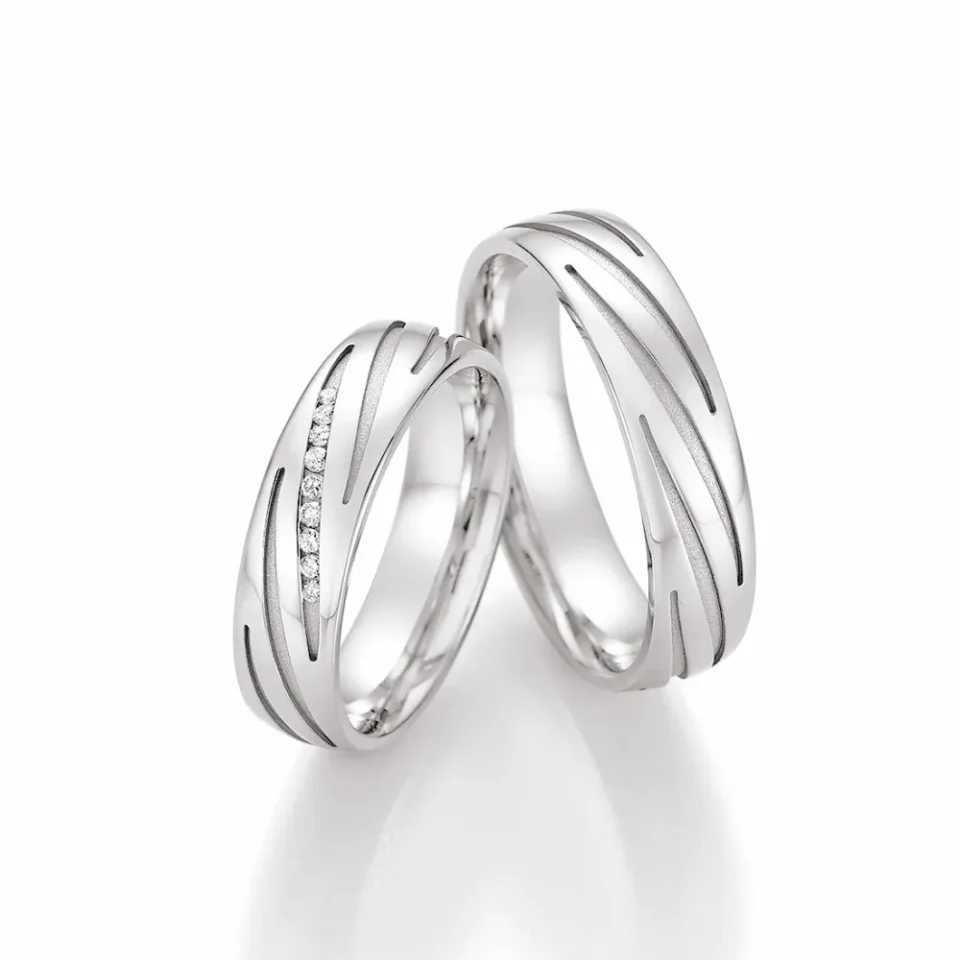 Alianzas de boda de plata con diamantes