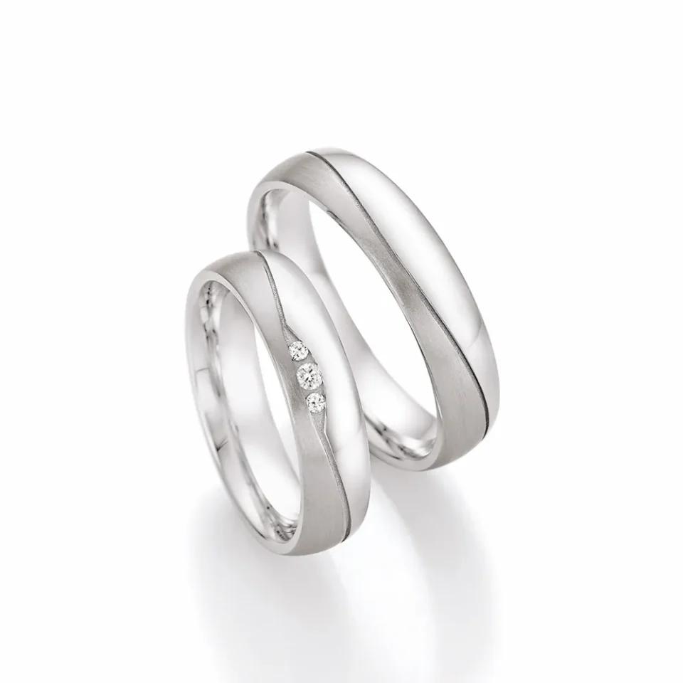 Alianzas de boda de plata con diamantes