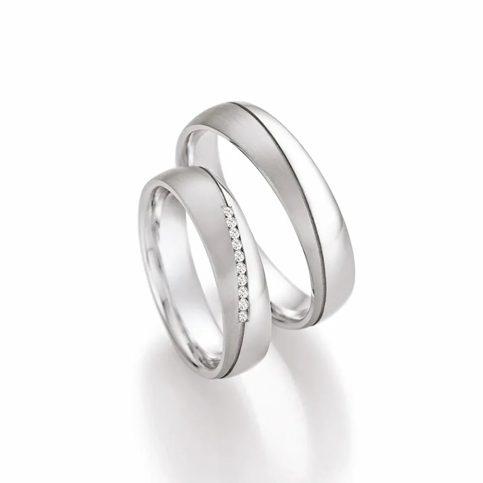 Alianzas de boda de plata con diamantes