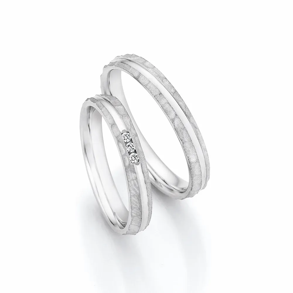 Alianzas de boda de plata con diamantes