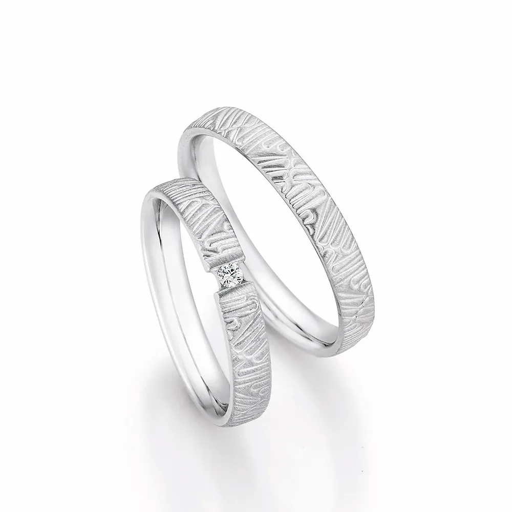 Alianzas de boda de plata con diamante