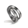 Alianzas de boda de tántalo y platino con diamantes