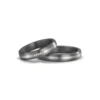 Alianzas de boda de tántalo y platino con diamantes