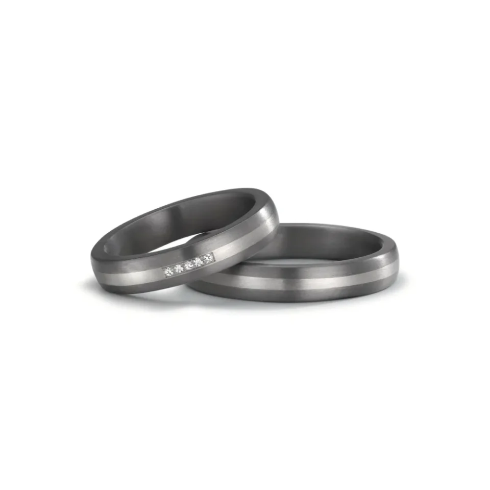 Alianzas de boda de tántalo y platino con diamantes