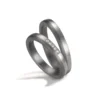 Alianzas de boda de tántalo y platino con diamantes