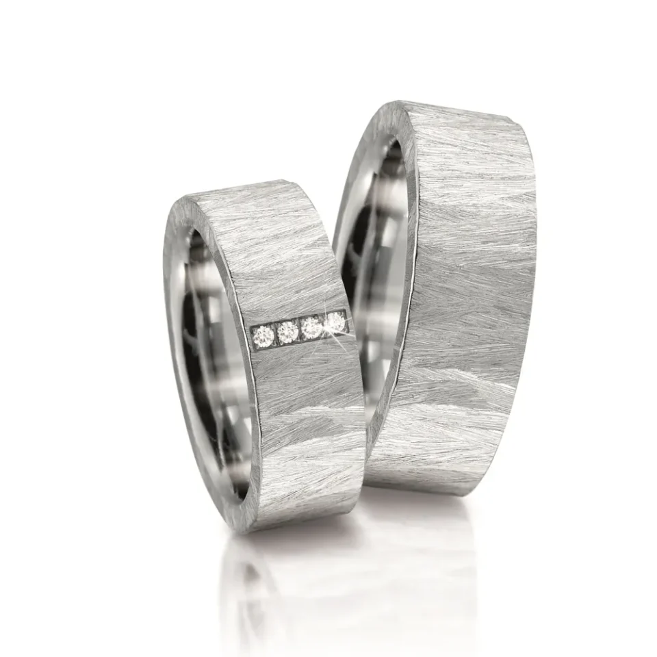 Alianzas de boda de acero con diamantes