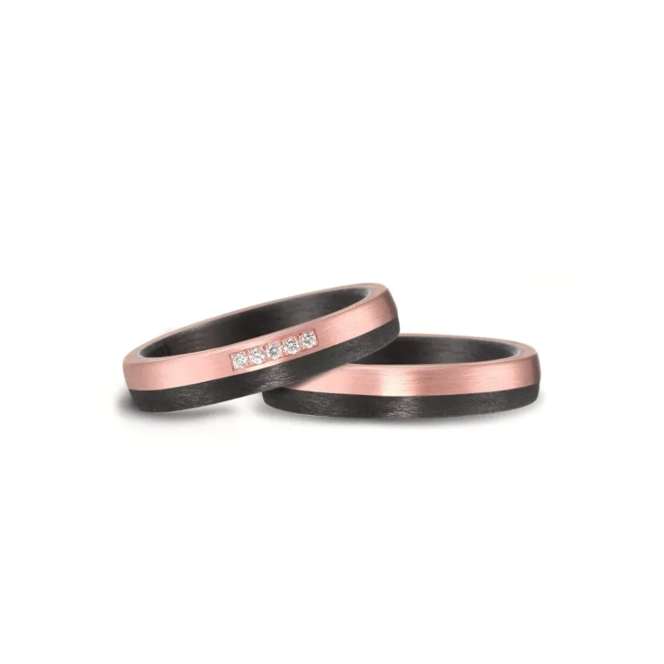 Alianzas de boda de carbono y oro rosado con diamantes