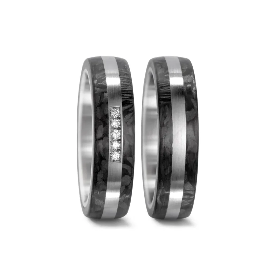Alianzas de boda de acero y carbono con diamantes