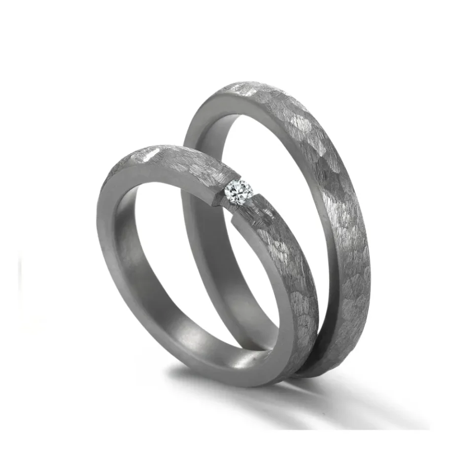 Alianzas de boda de tántalo con diamante