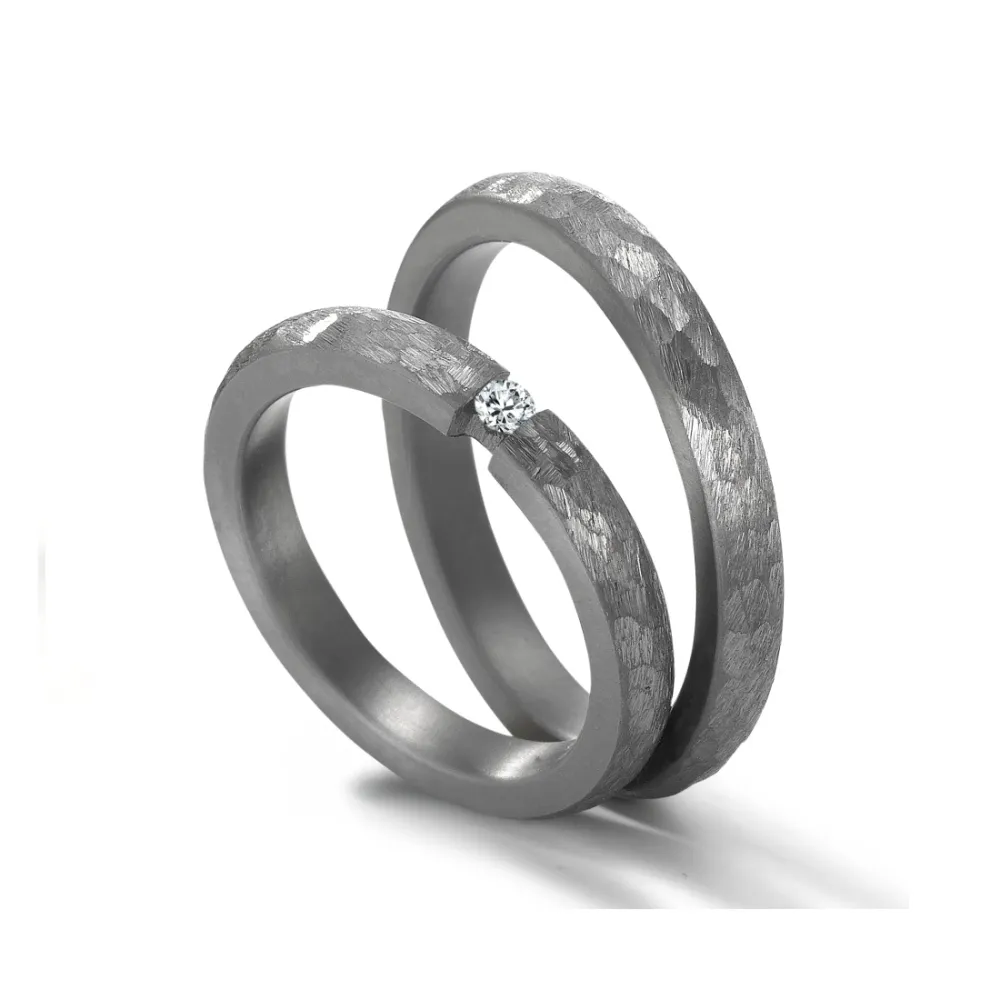 Alianzas de boda de tántalo con diamante