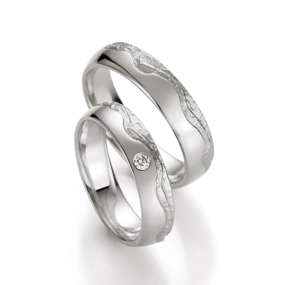 Alianzas de boda de plata con diamante
