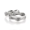 Alianzas de boda de plata con diamante