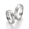 Alianzas de boda de plata con diamante