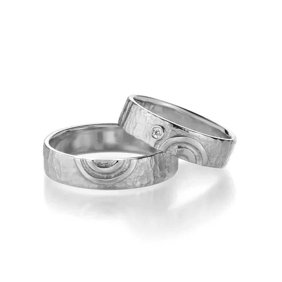 Alianzas de boda de plata con diamante