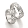 Alianzas de boda de plata con diamante