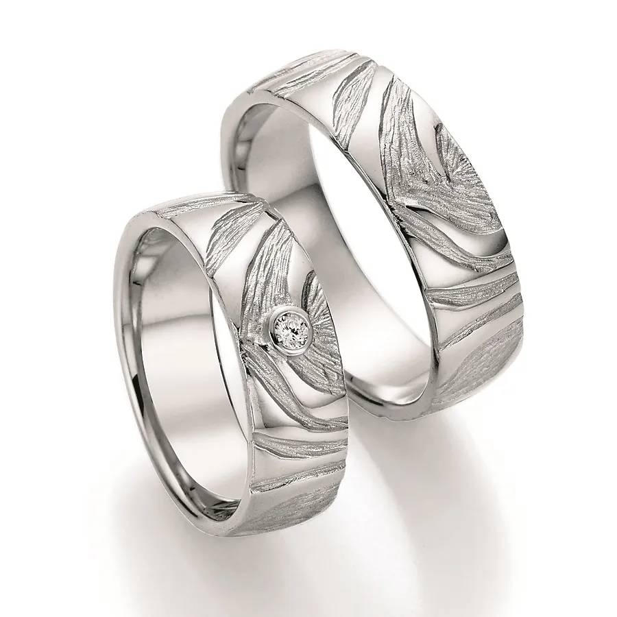 Alianzas de boda de plata con diamante