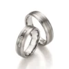 Alianzas de boda de acero y titanio con diamantes