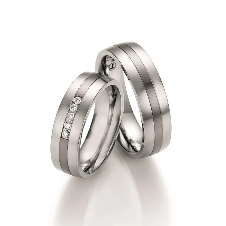 Alianzas de boda de acero y titanio con diamantes