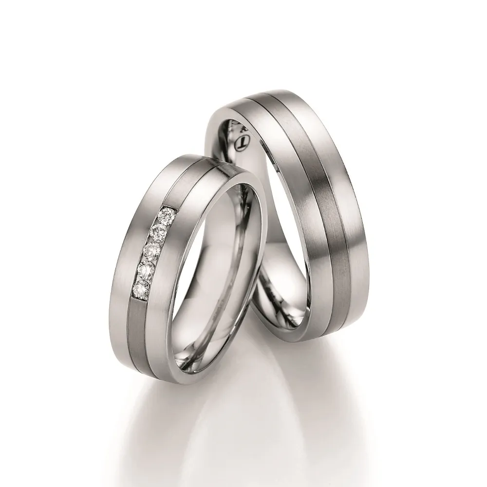 Alianzas de boda de acero y titanio con diamantes