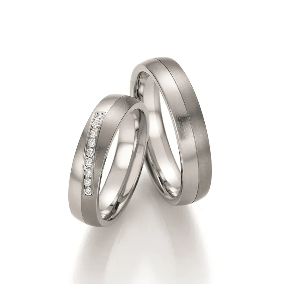 Alianzas de boda de acero y titanio con diamantes