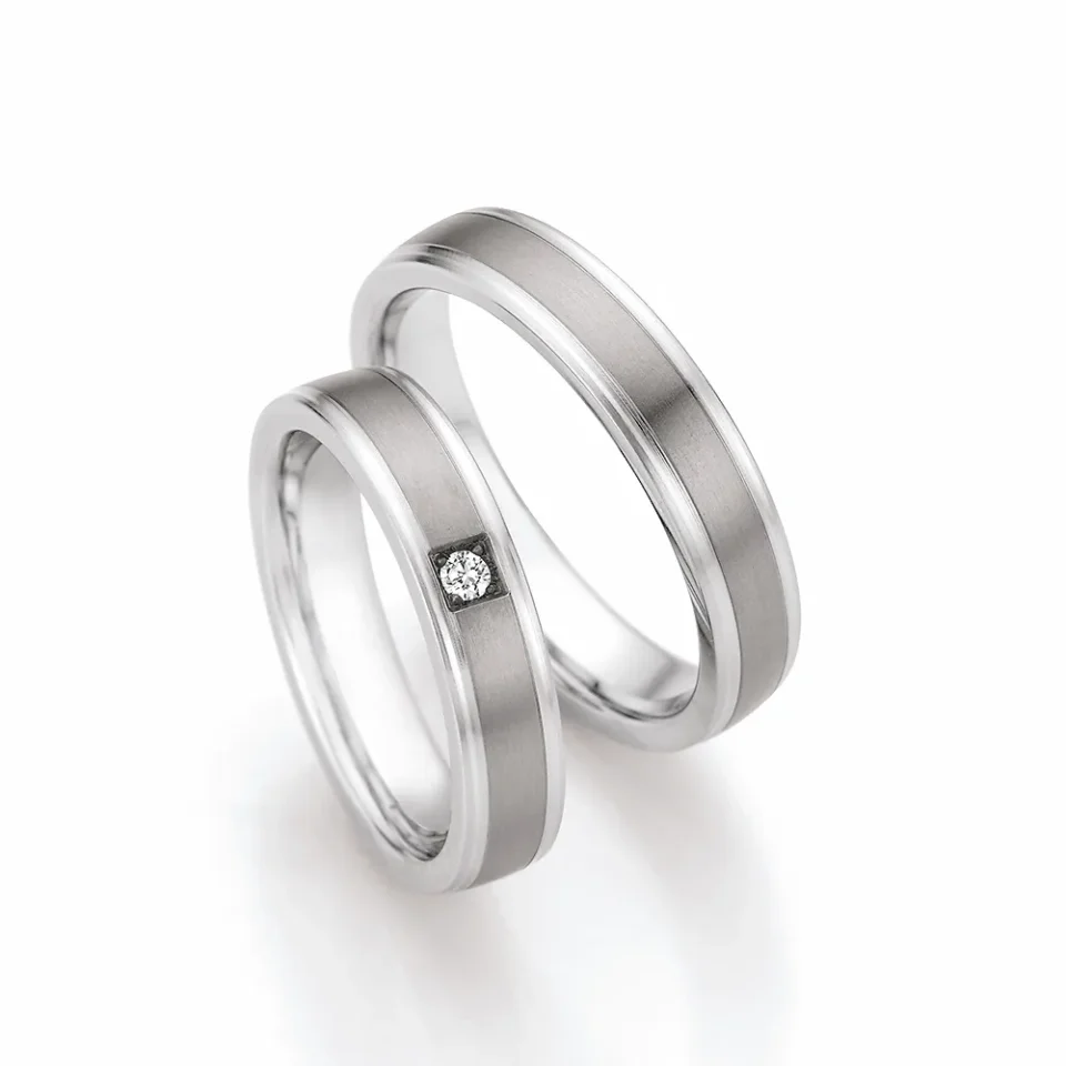 Alianzas de boda de acero y titanio con diamante