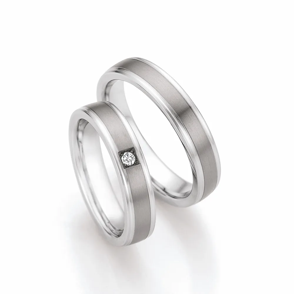 Alianzas de boda de acero y titanio con diamante
