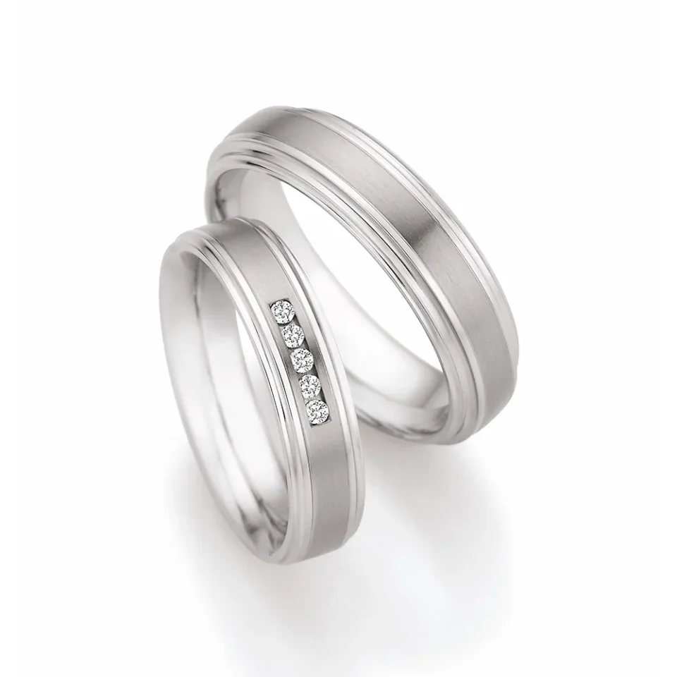 Alianzas de boda de acero y titanio con diamantes