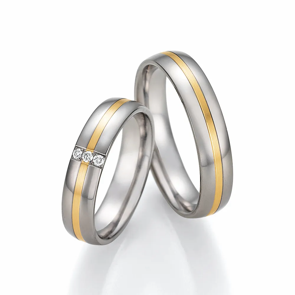 Alianzas de boda de titanio y oro amarillo con diamantes